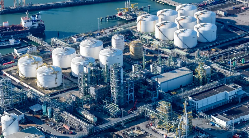 Biodiesel für Schiffe: Raffinerie von Neste auf der Maasvlakte in Rotterdam mit Tanklager und Schiffsanleger