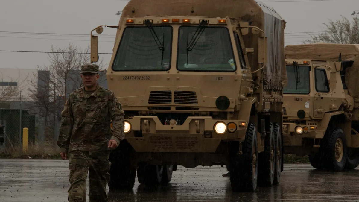 Soldat der California National Guard vor Lastwagen für Hochwassereinsätze im Regen
