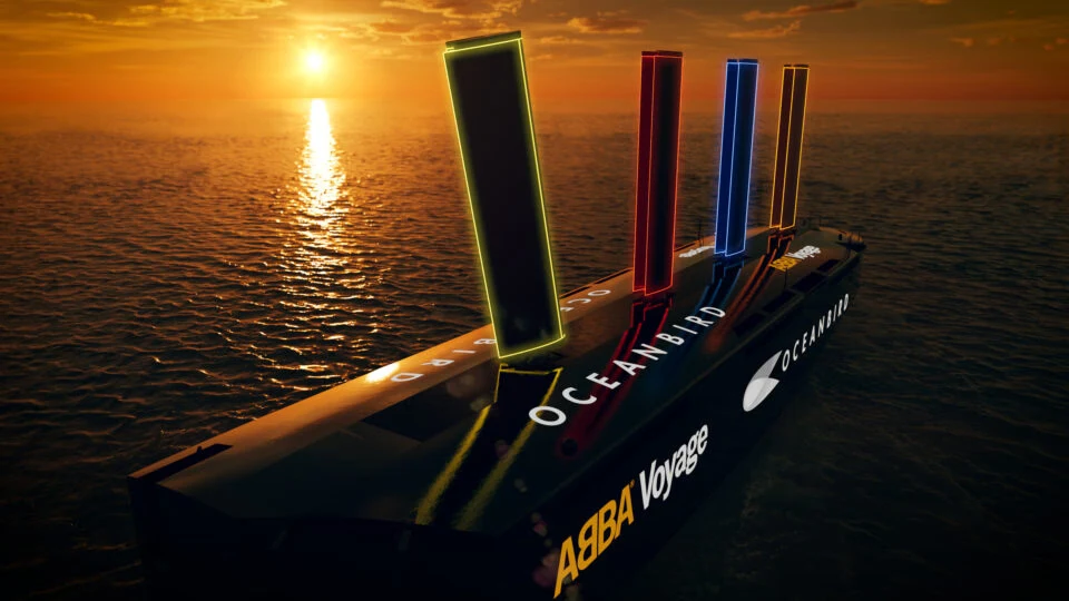 Oceanbird 1 Rendering eines Oceanbird-Frachtschiffs mit vier beleuchteten Fluegelsegeln bei Sonnenuntergang