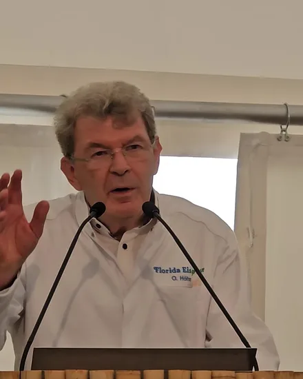 Olaf Hoehn, Gruender von Florida Eis, bei seiner Rede zum Baustart in Schoenebeck