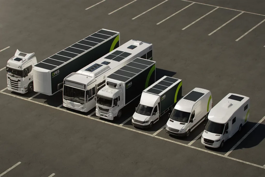 OPES Solar Mobility 1 Fahrzeugflotte von OPES Solar Mobility mit Solardaechern: Lkw, Bus, Kuehl-Lkw, Transporter und Wohnmobil auf einem Parkplatz