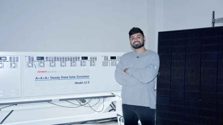 Optivolt-Gründer Rohit Kalyanpur vor einem Sonnensimulator neben einem Solarmodul