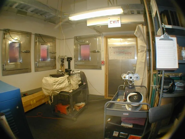 Dobson-Spektrophotometer im Messraum des Atmospheric Research Observatory am Südpol