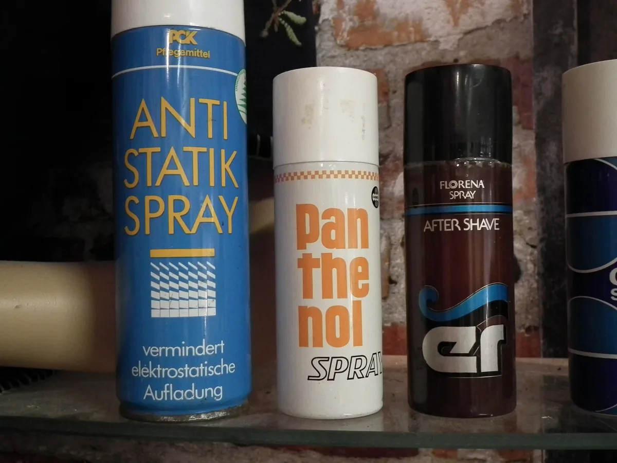 Historische Spraydosen aus DDR-Produktion im N’Ostalgiemuseum Leipzig, Antistatikspray, Panthenol und After Shave