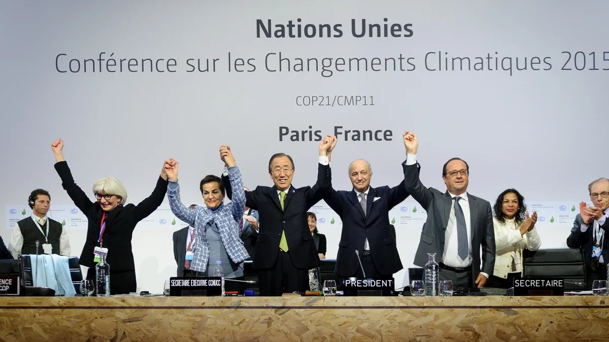 Verabschiedung des Pariser Klimaabkommens auf der COP21 in Paris am 12. Dezember 2015