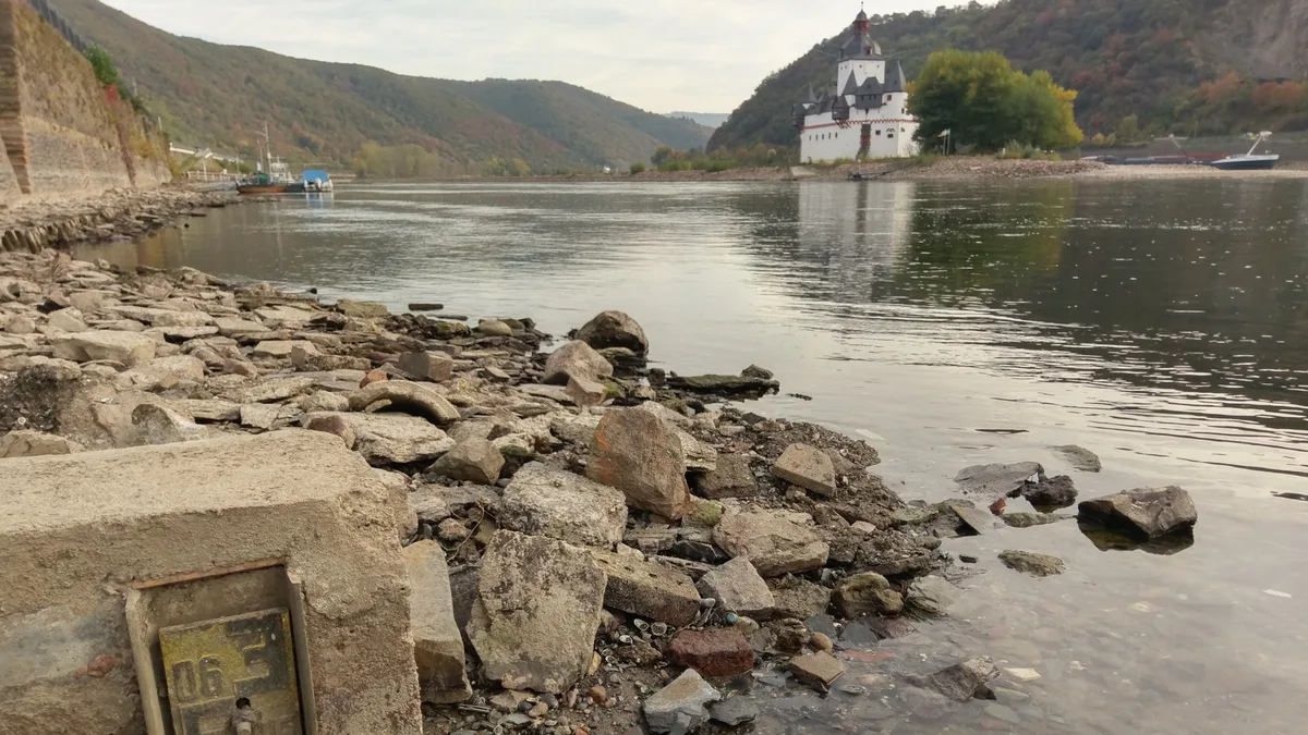 Pegel Kaub bei Niedrigwasser mit freigespülten Felsen und Burg Pfalzgrafenstein