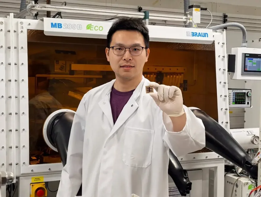 Dr. Kun Sun (TU Mu00fcnchen) hu00e4lt eine Perowskit-Tandemzelle - Forschungsdurchbruch zur Stabilitu00e4t