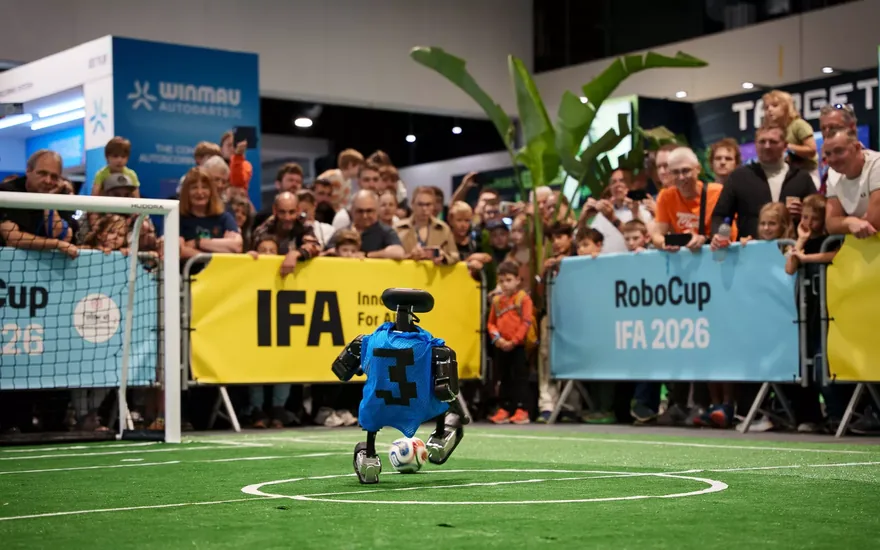 Humanoider Roboter spielt Fußball beim RoboCup auf der IFA 2026