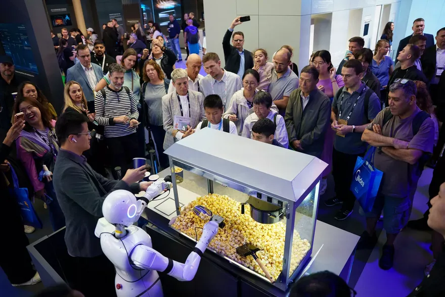 Serviceroboter verteilt Popcorn an Besucher auf der IFA 2026