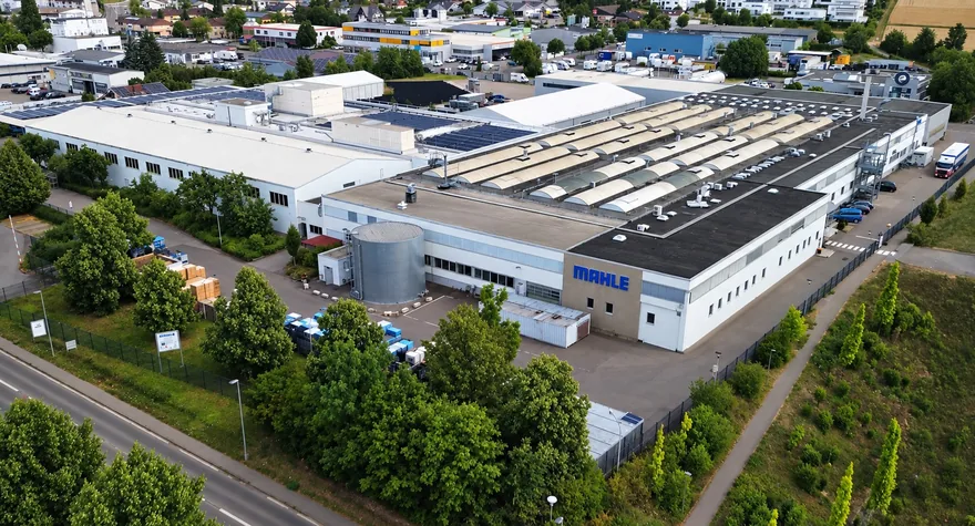 Luftbild des Mahle-Werks in Vaihingen an der Enz mit Werkshallen und Solarmodulen auf den Dächern
