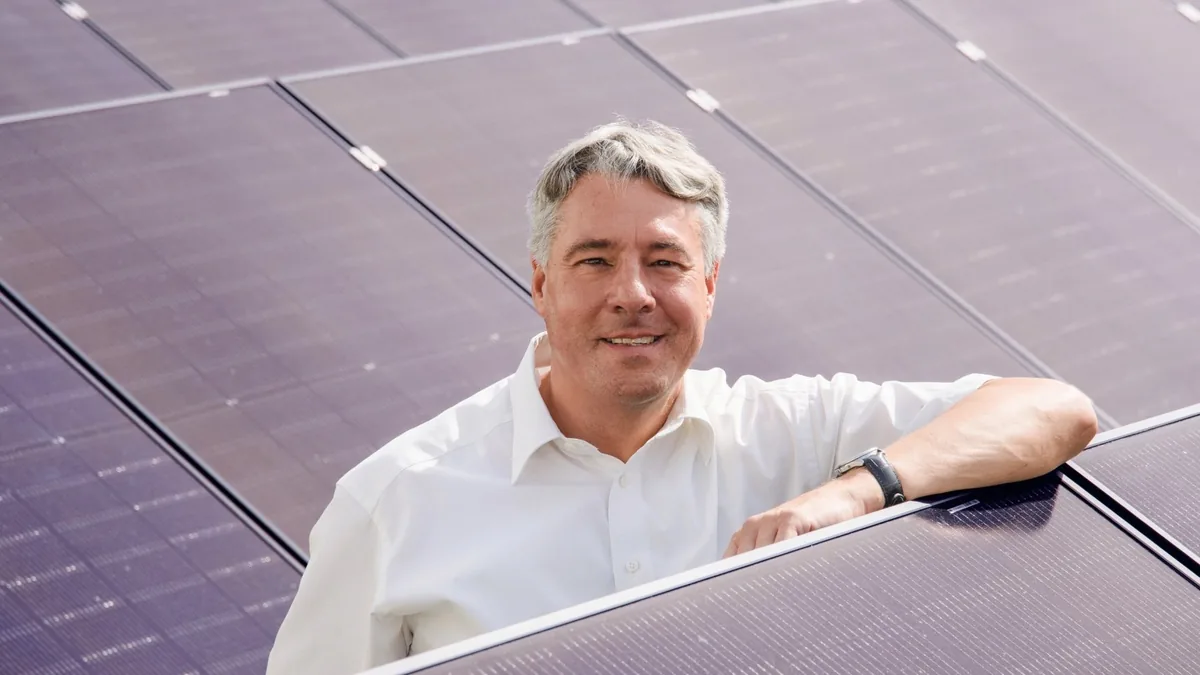 Werkleiter Joachim Wulff vor den PVT-Hybridmodulen auf dem Dach des Mahle-Werks in Vaihingen an der Enz