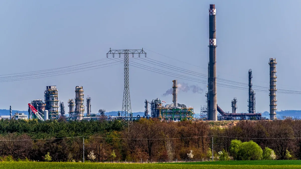 Raffineriestrategie: Skyline der PCK-Raffinerie Schwedt mit Destillationskolonnen und 200 Meter hohem Schornstein