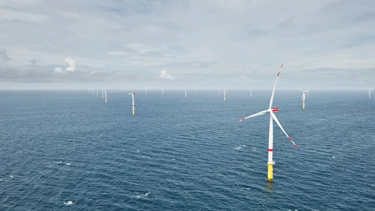 Regelenergie aus Offshore-Windparks: Windenergieanlagen eines Offshore-Windparks in der Nordsee