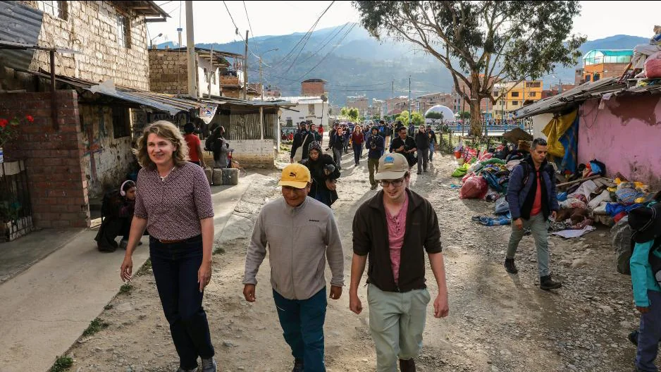 Roda Verheyen und Saúl Luciano Lliuya beim Ortstermin in Huaraz, Peru