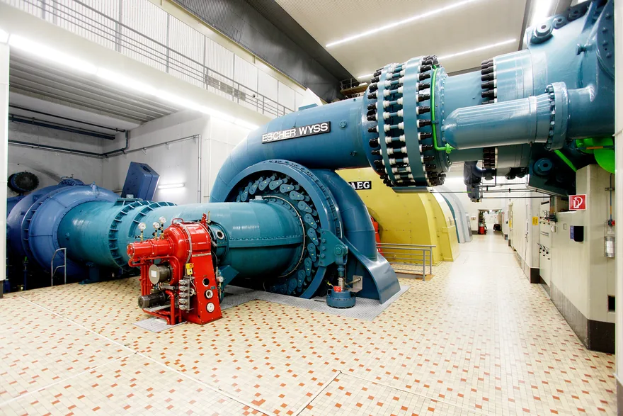 Schluchsee: Milliarden für Deutschlands größten Stromspeicher 1 Maschinensatz im Kavernenkraftwerk Säckingen mit Escher-Wyss-Maschine und AEG-Generator in der Felskaverne