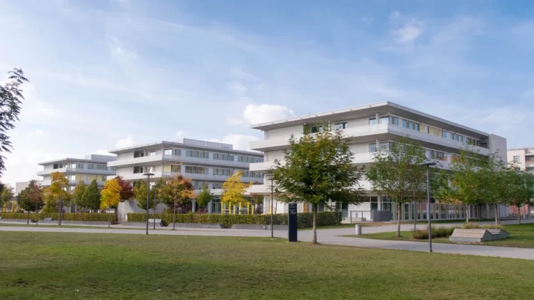 Münchner Schulcampus braucht halb so viel Wärme wie geplant