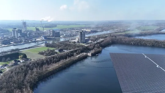 Schwimmendes Solarkraftwerk von AMPYR Distributed Energy, ehemals TotalEnergies