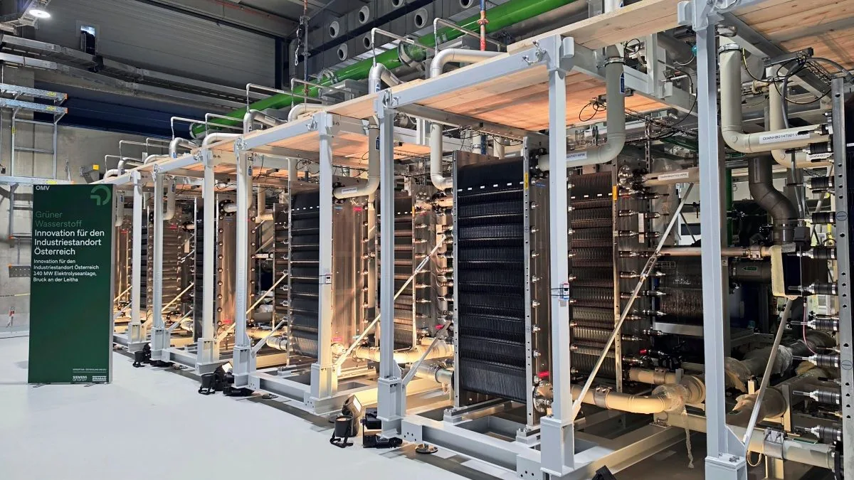Elektrolyseure für grünen Wasserstoff von Siemens Energy in der Halle der OMV-Anlage in Bruck an der Leitha, davor eine Infotafel zur 140-MW-Anlage