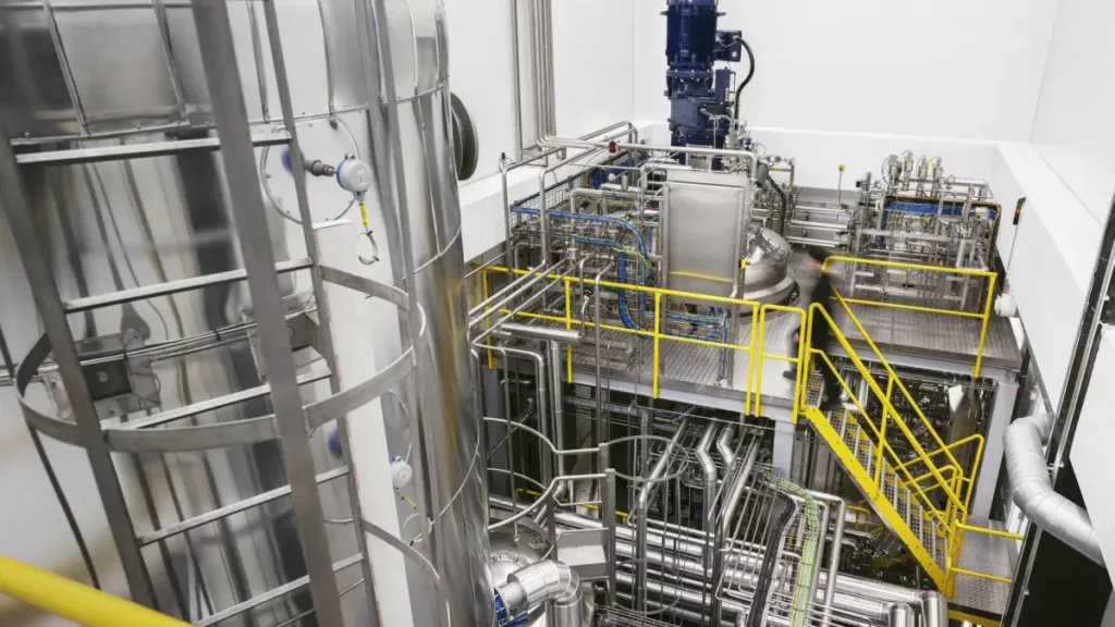 Vogelperspektive auf die Solar Foods Factory 01 in Vantaa – Bioreaktoren und Rohrleitungen der weltweit ersten kommerziellen Solein-Produktionsanlage