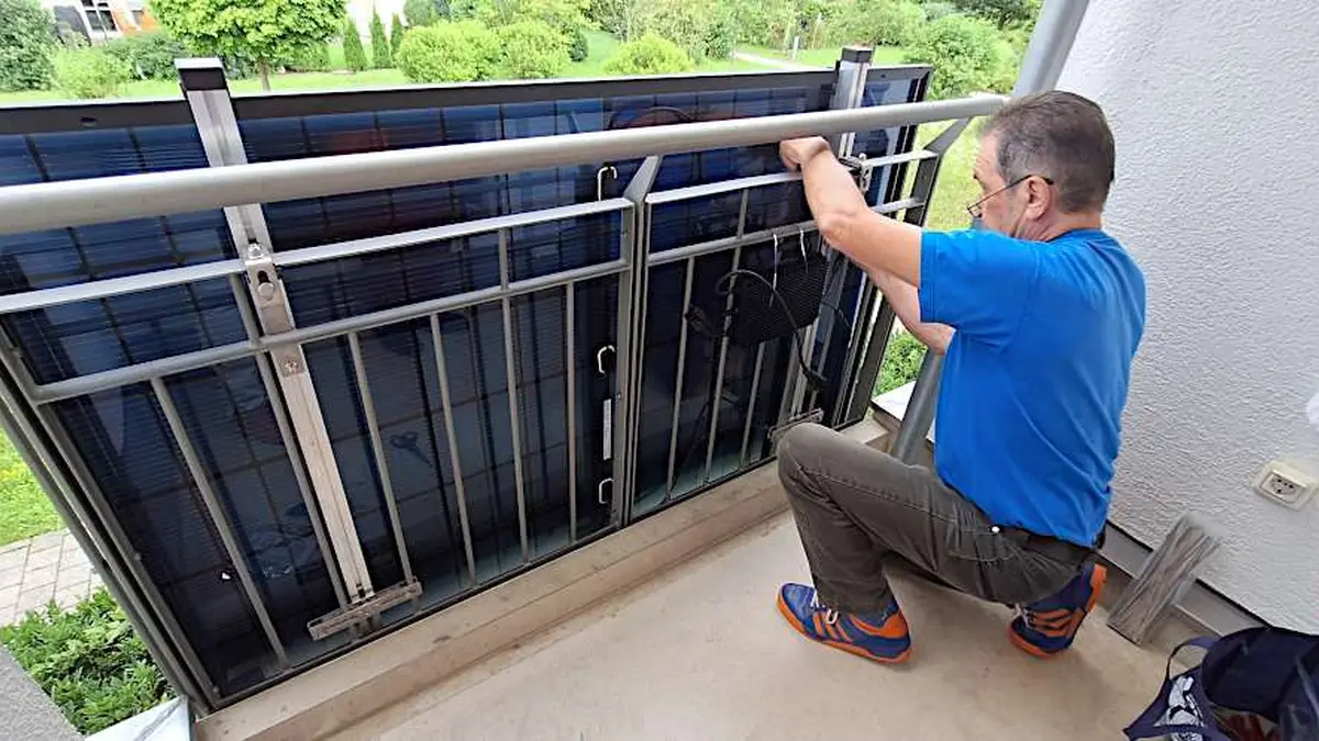 Solar2030 - Installation eines der Balkonkraftwerke für Bedürftige