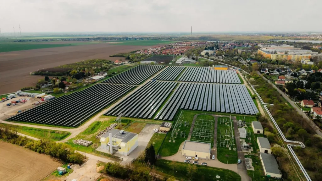 Die viertgrößte Solarthermie-Anlage der Welt und Deutschlands größte steht im Westen von Leipzig und wurde 2026 in Betrieb genommen