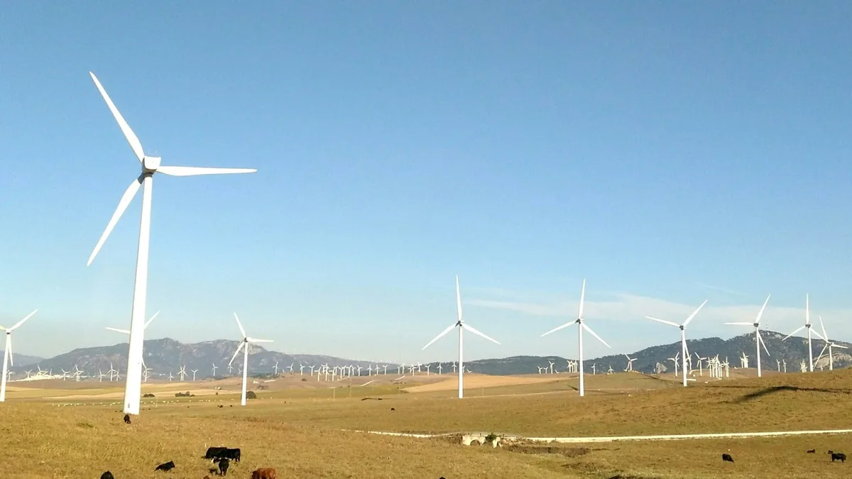 Windkraftanlagen auf einer Wiese in Spanien