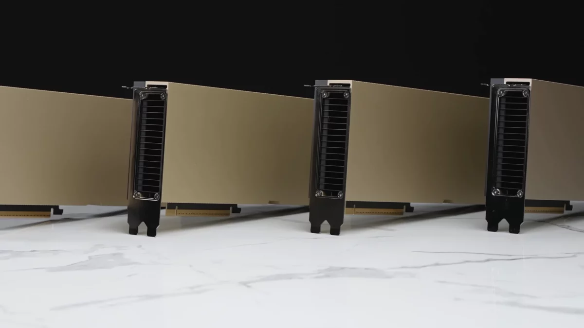 Vier Rechenkarten vom Typ Nvidia H100, auf denen ein Sprachmodell trainiert oder betrieben wird