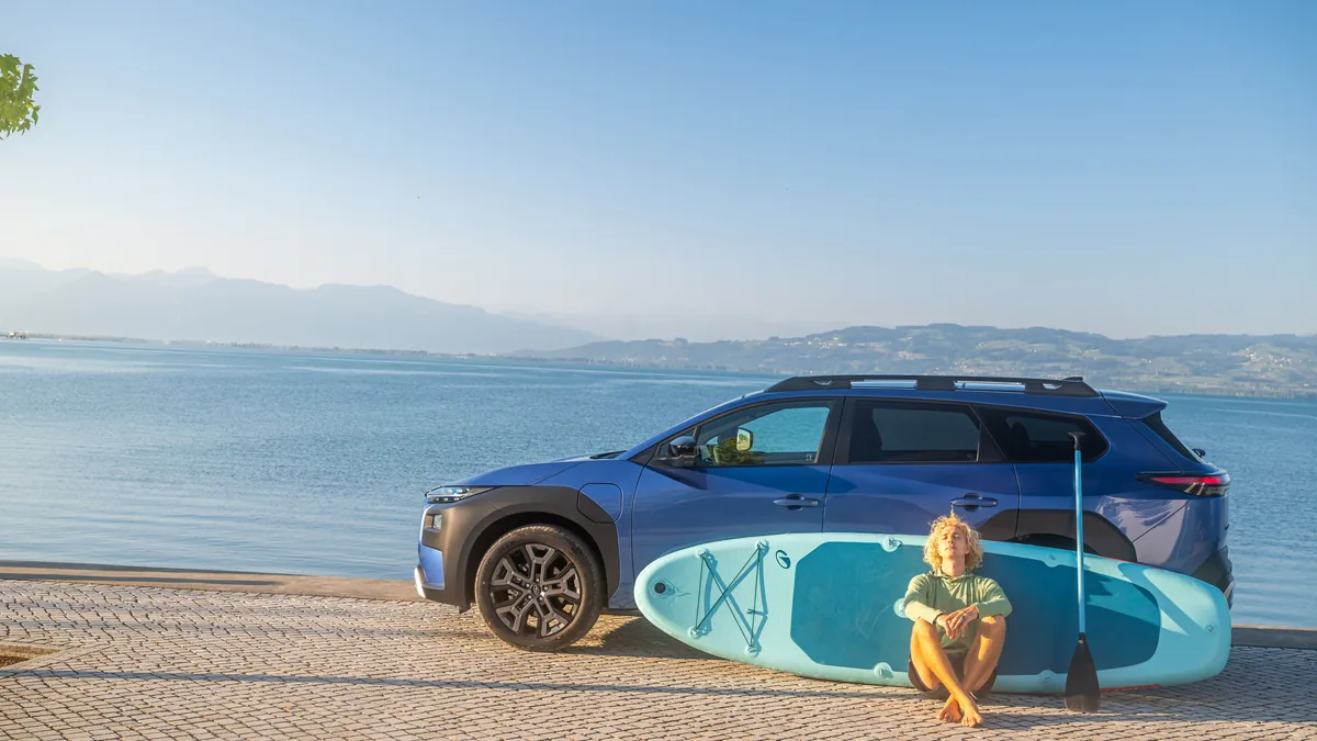 Subaru E-Outback am Seeufer mit SUP-Board: Subaru bietet in Europa ab 2028 nur noch Elektroautos an