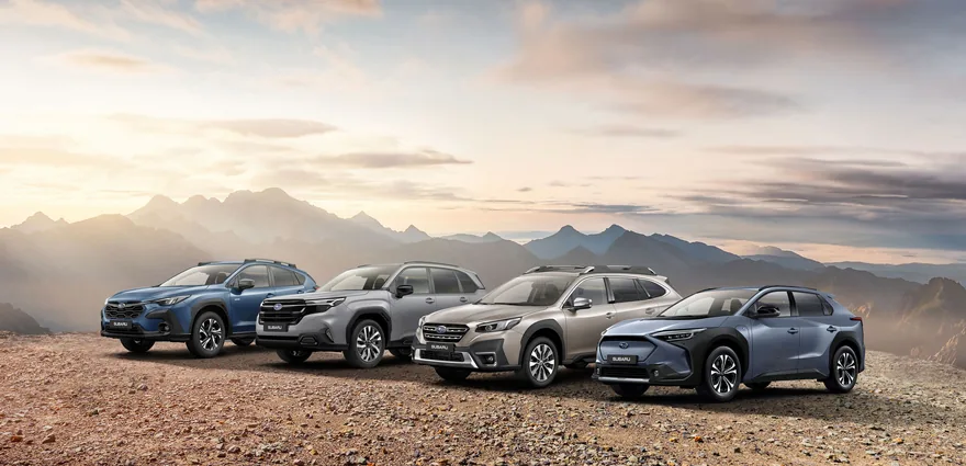 Subaru-SUVs Crosstrek, Forester, Outback und Solterra nebeneinander im Gebirge