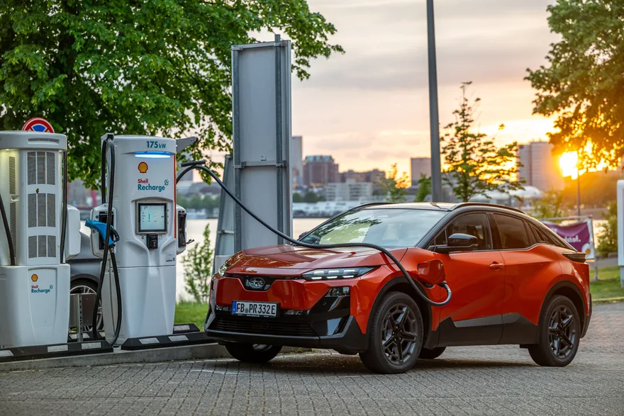 Subaru Uncharted an einer Schnellladesäule: In Europa verkauft Subaru ab 2028 nur noch Elektroautos