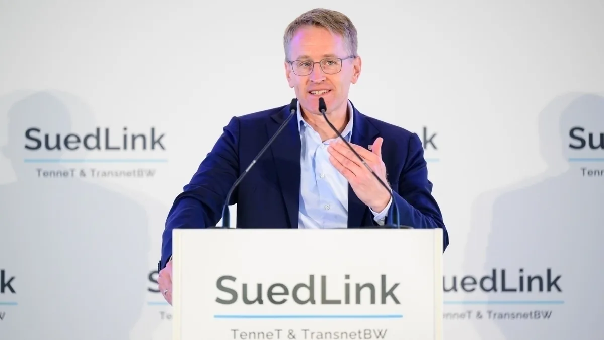 Schleswig-Holsteins Ministerpräsident Daniel Günther spricht beim Termin zur SuedLink-Elbquerung