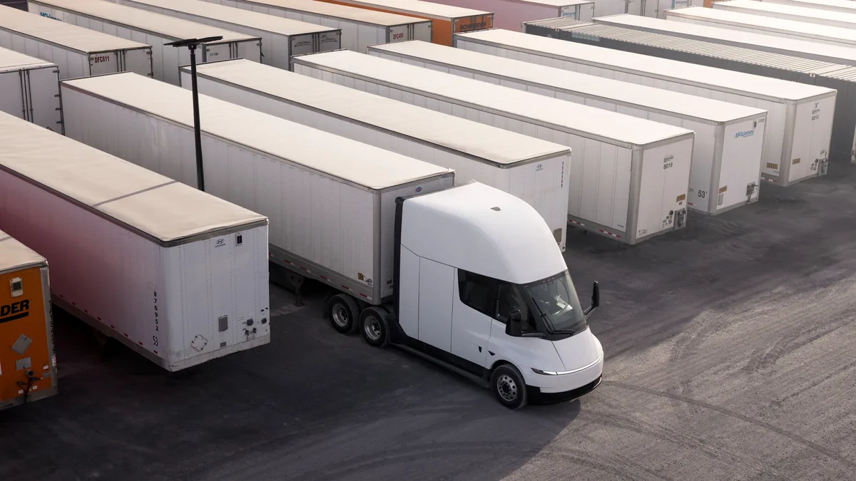 Tesla Semi Elektro-Lkw der Marke Tesla im Fahrbetrieb