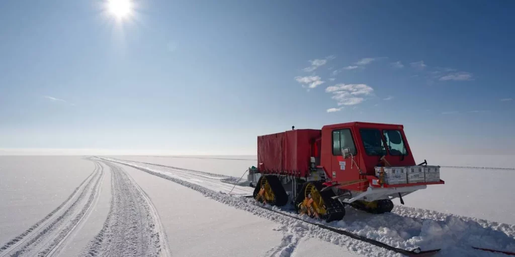 Rotes Pistenfahrzeug bei einer seismischen VibroSeis-Messung auf dem Thwaites-Gletscher in der Antarktis