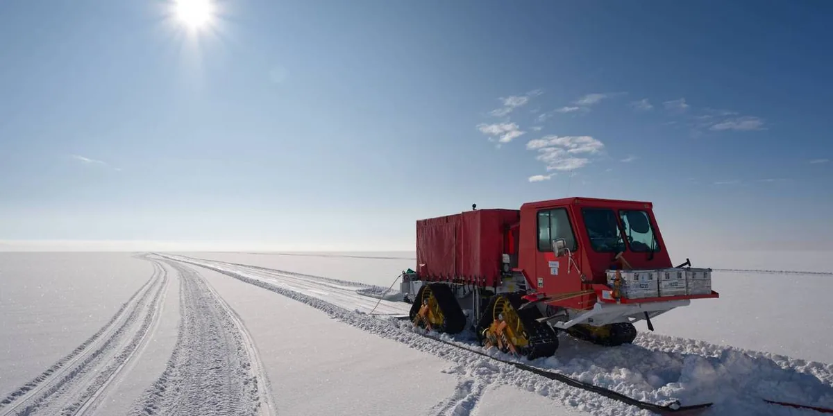 Rotes Pistenfahrzeug bei einer seismischen VibroSeis-Messung auf dem Thwaites-Gletscher in der Antarktis