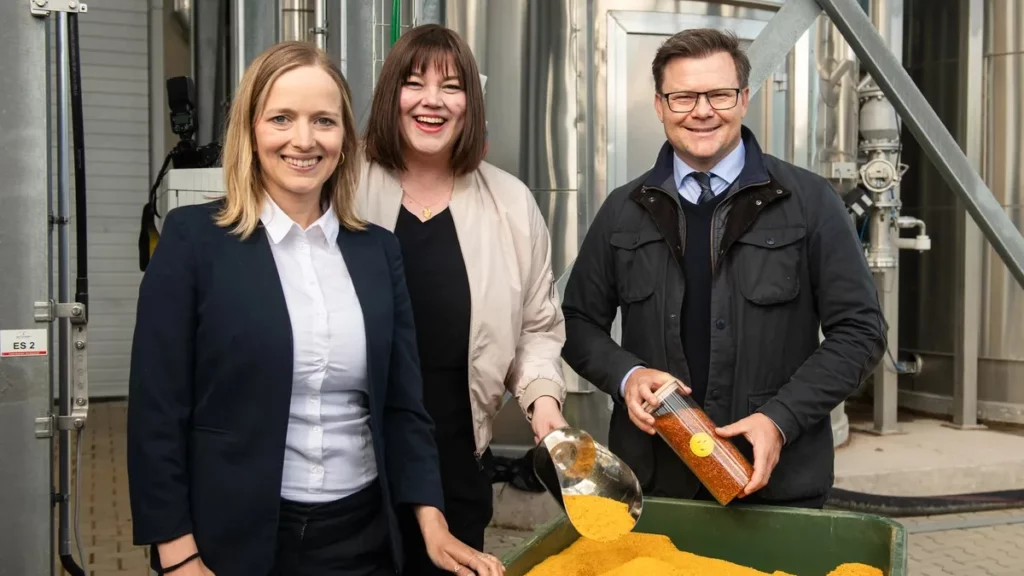 traceless materials eröffnet weltweit erste Fabrik für natürlichen Plastikersatz