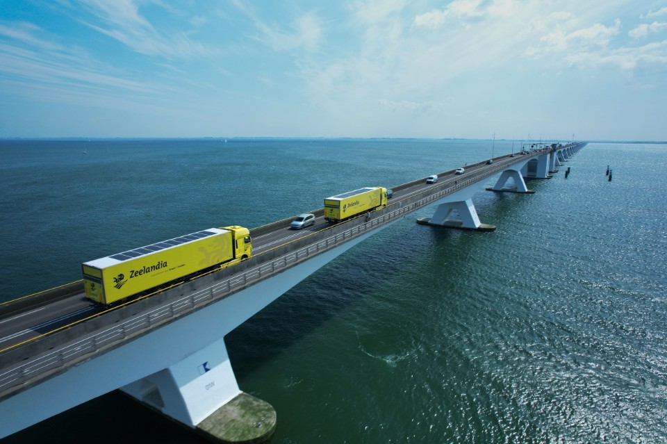 Trucks mit VIPV - fahrzeugintegrierter Photovoltaik auf einer Brücke