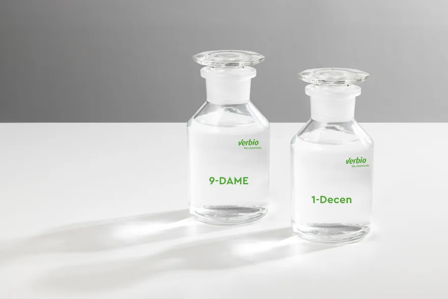 Zwei Glasflaschen mit den biobasierten Chemikalien 9-DAME und 1-Decen