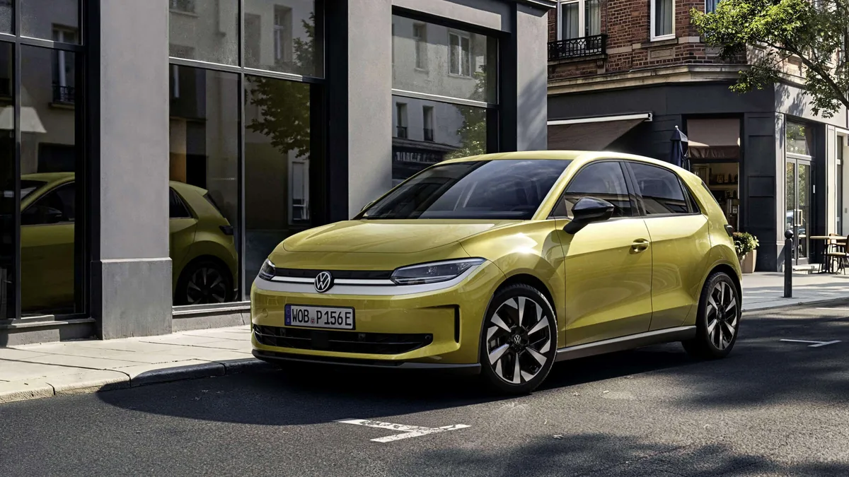 VW ID. Polo Trend in Gelbgrün an einer Straße in der Stadt