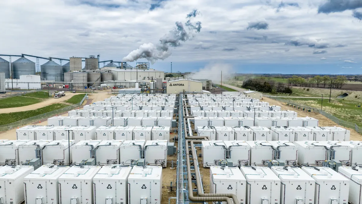 Wärmebatterie: über 200 weiße Module von Antora Energy neben dem POET-Ethanolwerk in Big Stone City, South Dakota