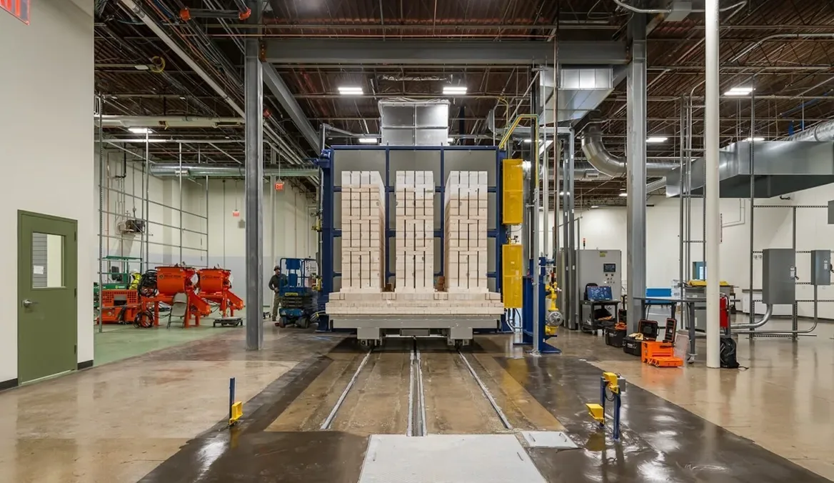 Stapel aus Schamottsteinen einer Wärmebatterie in der Produktion von Electrified Thermal Solutions in Boston