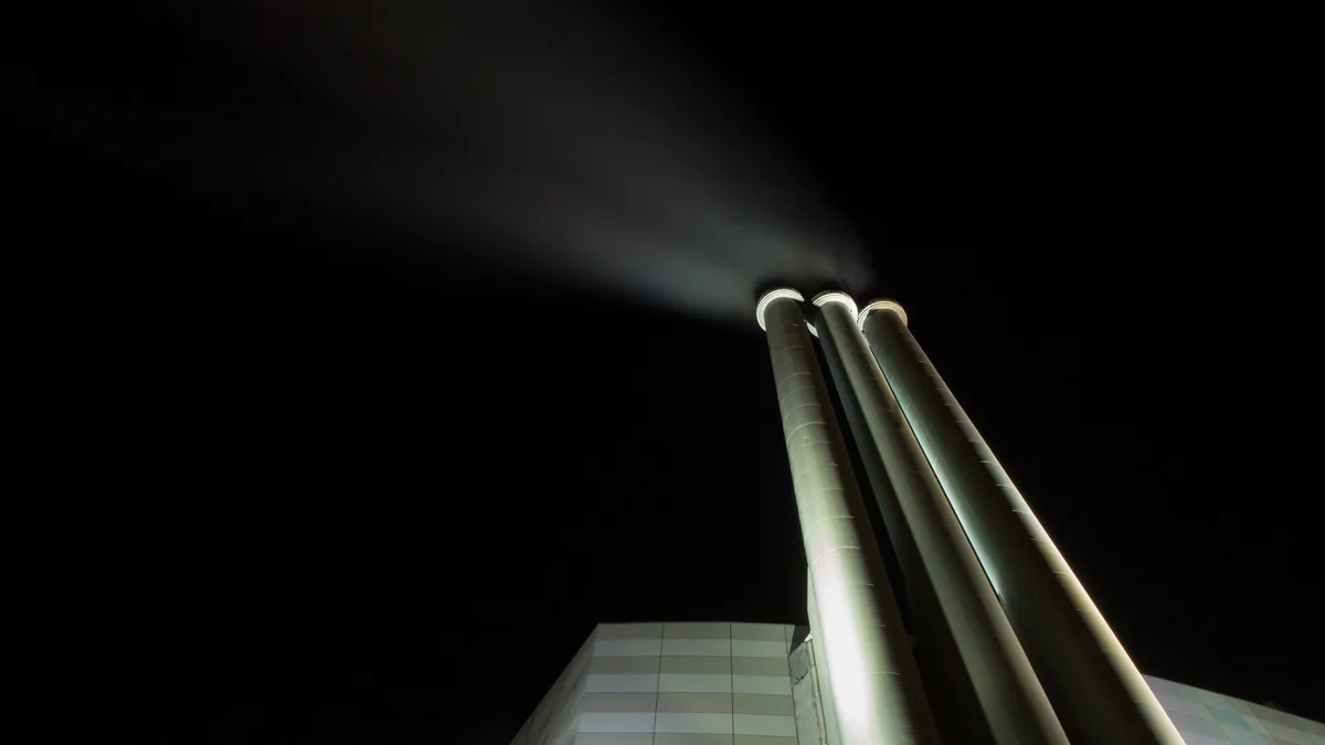 Schornsteine des Heizkraftwerks Nossener Brücke in Dresden bei Nacht