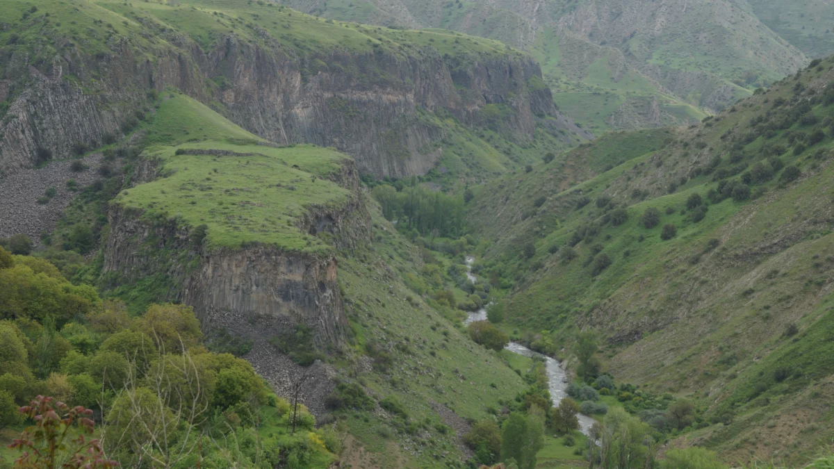 Schutzgebiet Chosrower Wald in Armenien: Flusstal zwischen grünen Felshängen