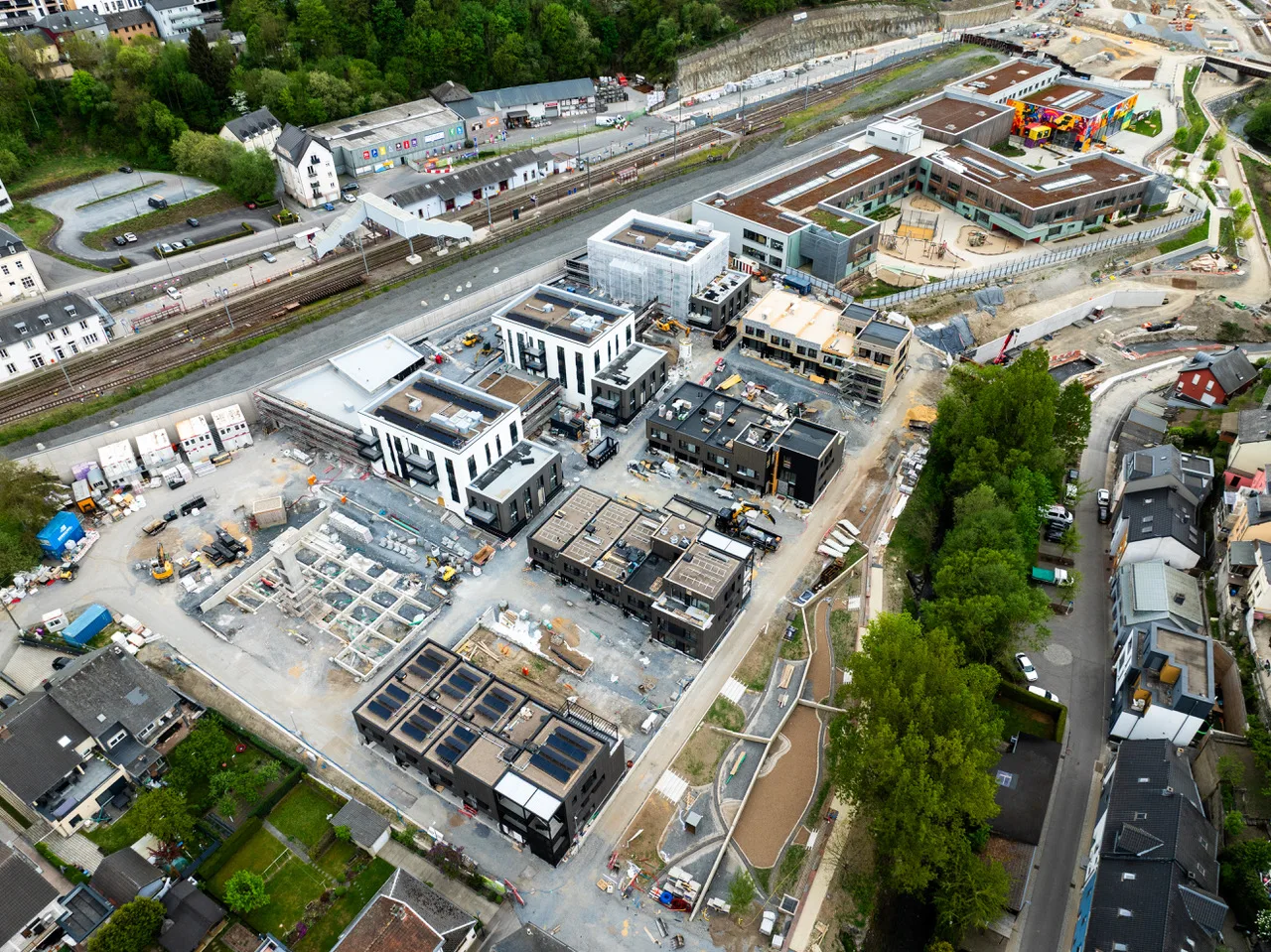 Luftbild der Baustelle des Viertels Wunne mat der Wooltz in Wiltz, Luxemburg