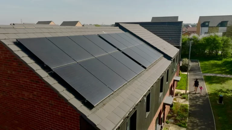 Reihenhaus mit Solardach in einer Zero-Bills-Siedlung von Octopus Energy